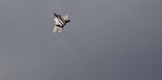 Sebuah pesawat jet tempur F-22 Raptor buatan AS. (RADOSLAW JOZWIAK / AFP)
