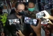 RAT (pakain masker hitam) keluar dari gedung KPK usai menjalani pemerikaaan oleh penyidik KPK. (Foto: Umam/RRI)