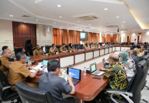 Sekretaris Daerah (Sekda) Kota Batam, Jefridin Hamid mengikuti secara virtual Rapat Koordinasi Pengendalian Inflasi Daerah yang dilaksanakan rutin setiap minggu, pada Senin (6/3/2023).