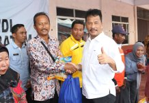 Wali Kota Batam Muhammad Rudi hadir saat pembagian Program Sembako Bersubsidi Pemerintah Kota (Pemko) Batam di Lapangan Tenis Pulau Buluh, Jumat (10/3/2023).