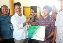 Wali Kota Batam Muhammad Rudi menyerahkan Kartu Jaminan Sosial Ketenagakerjaan bagi nelayan kecil Kota Batam Tahun 2023 di Kantor Camat Sagulung, Kamis (16/3/2023).
