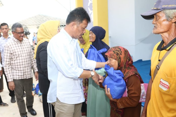 Wali Kota Batam, Muhammad Rudi Penyerahan paket sembako murah di Kecamatan Nongsa, turut hadir Wakil Gubernur Kepri, Marlin Agustina Rudi, Sekda Kota Batam, Jefridin Hamid, Kepala Disperindag Kota Batam, Gustian Riau dan sejumlah pimpinan OPD Pemko Batam Minggu (19/3/2023). Wali Kota Batam, Muhammad Rudi Penyerahan paket sembako murah di Kecamatan Nongsa, turut hadir Wakil Gubernur Kepri, Marlin Agustina Rudi, Sekda Kota Batam, Jefridin Hamid, Kepala Disperindag Kota Batam, Gustian Riau dan sejumlah pimpinan OPD Pemko Batam Minggu (19/3/2023).