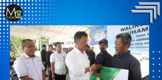 Wali Kota Batam Muhammad Rudi kembali menyerahkan asuransi bagi nelayan Kota Batam, Selasa (21/3/2023) siang.