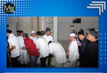 Wali Kota Batam, Muhammad Rudi salat tarawih bersama Ratusan jemaah di Masjid Sultan Mahmud Riayat Syah, Rabu (22/3/2023). 