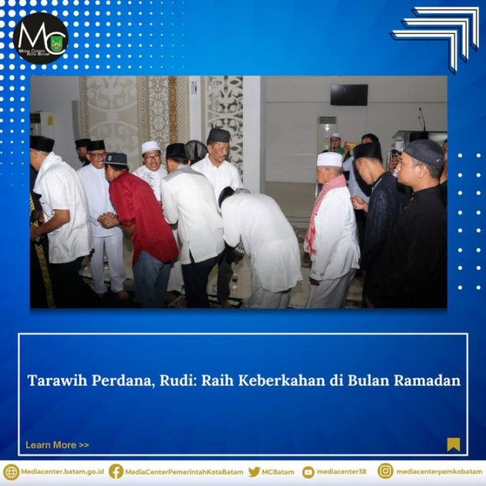 Wali Kota Batam, Muhammad Rudi salat tarawih bersama Ratusan jemaah di Masjid Sultan Mahmud Riayat Syah, Rabu (22/3/2023). 