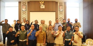 Foto : Direktur Badan Usaha SPAM Denny Tondano (baju coklat ) memimpin Pertemuan dengan stakeholder pada Kamis (16/3/2023)