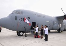 Presiden Joko Widodo (Jokowi) resmi menyerahkan pesawat C-130 J Super Hercules A-1339 dan C-130H A-1315 kepada Menteri Pertahanan (Menhan) Prabowo Subianto di Lanud Halim Perdana Kusuma, Jakarta Timur, Rabu (8/3/2023).