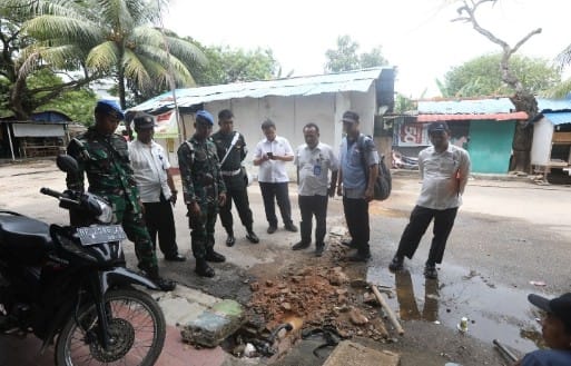 Badan Pengusahaan Batam menindak tegas sambungan air ilegal (illegal connection) di kawasan Jodoh, Kota Batam, Selasa (21/3/2023). foto : Humas Bp. Batam