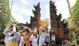 Umat Hindu melakukan persembahyangan saat upacara Melasti jelang Hari Raya Nyepi ( foto: TrenAsia.com (trenasia.com)