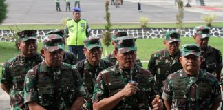 Panglima TNI Laksamana Yudo Margono mengumumkan status siaga tempur di beberapa daerah rawan di Papua pada Selasa (18/4/2023). (Antara)