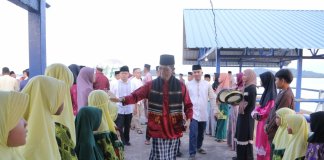 Wakil Walikota Batam Amsakar Achmad Safari Ramadhan di Masjid Baitul Falah Pulau Sarang Kelurahan Sekanak Raya, Kecamatan Belakangpadang
