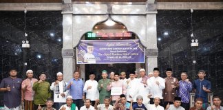 Sekretaris Daerah (Sekda) Kota Batam, Jefiridin Hamid memimpin kegiatan Safari Ramadhan Pemko Batam di Masjid Al Ikhlas, Perumahan Tiban Riau Bertuah 2, Kelurahan Patam Lestari, Kecamatan Sekupang.