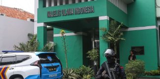 Anggota Brimob berjaga usai kejadian penembakan di Kantor Majelis Ulama Indonesia (MUI) Pusat, Jakarta, Selasa (2/5/2023). (Foto: ANTARA FOTO/Asprilla Dwi Adha/tom)