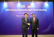 Menko Kemaritiman dan Investasi Luhut B. Pandjaitan (kanan) dan Wakil Menteri Perdagangan, Industri, dan Energi Republik Korea Jang Young Jin (kiri) bertemu di Jakarta, Selasa (16/5/2023) (Foto: RRI/Ryan Suryadi)