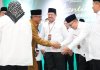 Sekretaris Daerah Kota Batam, H. Jefridin, M.Pd. memberikan ucapan selamat kepada Petugas Penyelenggara Ibadah Haji (PPIH) Embarkasi Batam Tahun 1444H/2023 M yang telah dilantik