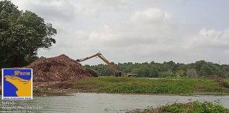 Pembersihan eceng gondok dan gulma pada dam