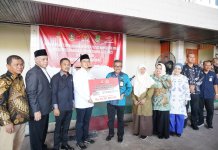 Sekretaris Daerah Kota Batam,Jefridin, M. Pd  menyerahkan Secara simbolis Bantuan Sosial (Bansos) Program Keluarga Harapan (PKH) Tahap 2 tahun 2023 Kamis (11/05/2023) di Kantor Pos Batam Center.