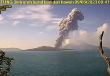 Gunung Anak Krakatau berada di perairan Selat Sunda, Lampung, kembali erupsi, Jumat (9/6/2023), pukul 08.46 WIB (Foto: Dok. PVMBG)