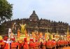 Sejumlah umat Budha mengikuti kirab saat prosesi kirab Waisak 2563 BE/2019 di kawasan Candi Borobudur, Magelang, Jawa Tengah, Sabtu (18/5/2019). Prosesi kirab dari Candi Mendut menuju Candi Borobudur yang diikuti oleh ribuan umat Budha itu menjadi rangkaian puncak peringatan Tri Suci Waisak 2019.(ANTARA FOTO/ANDREAS FITRI ATMOKO)