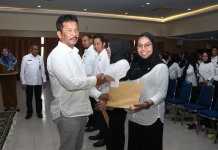Wali Kota Batam, Muhammad Rudi menyerahkan SK Pengangkatan kepada 398 orang Pegawai Pemerintah dengan Perjanjian Kerja (PPPK) Tenaga Kesehatan formasi tahun 2022 di lingkungan Pemerintah Kota Batam