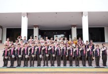 Ketua Kwartir Cabang (Kwarcab) Gerakan Pramuka Batam, Jefridin M. Pd memimpin upacara pelepasan Peserta Lomba Tingkat Regu Pramuka V Kwarcab Kota Batam di Dataran Engku Putri, Kamis (15/06/2023)