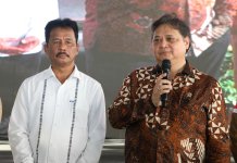 Menteri Koordinator (Menko) Perekonomian, Airlangga Hartarto meresmikan 6 perusahaan di kawasan industri Wiraraja, Senin (5/6/2023).