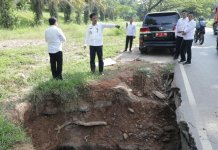 Wali Kota Batam, Muhammad Rudi, langsung meluncur ke lokasi jalan ambrol di Jalan Arteri Letjend Soeprapto (turunan Bukit Daeng), Sagulung, Rabu (7/6/2023).