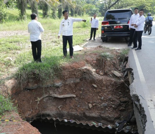 Wali Kota Batam, Muhammad Rudi, langsung meluncur ke lokasi jalan ambrol di Jalan Arteri Letjend Soeprapto (turunan Bukit Daeng), Sagulung, Rabu (7/6/2023).