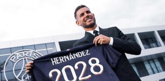 Lucas Hernandez memegang seragam Paris Saint Germain bertuliskan 2028 pada sesi perkenalan pemain baru di Paris, Minggu (9/7/2023) waktu setempat (Foto: psg.fr/ist)