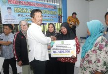 Wali Kota Batam, Muhammad Rudi, didampingi Wakil Gubernur Kepri, Marlin Agustina Rudi, menyerahkan bantuan korban bencana puting beliung di Kasu Belakang Padang, Kamis (20/7/2023).
