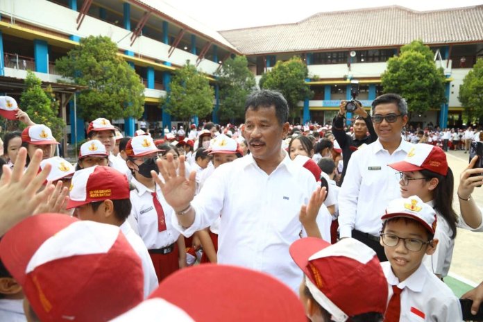 Kepala Badan Pengusahaan Batam (BP Batam) Muhammad Rudi memimpin upacara hari pertama Masa Perkenalan Lingkungan Sekolah (MPLS) di Sekolah Yos Sudarso, Batam Kota, Senin (10/7/2023).