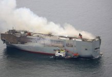 Kapal kargo terbakar di Belanda menggendong 3.783 kendaraan, 10 di antaranya dialokasikan untuk Mercedes-Benz Indonesia. (via REUTERS/DUTCH COASTGUARD)