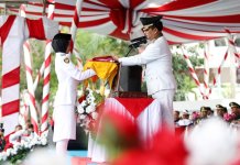 Wali Kota Batam, Muhammad Rudi, bertugas sebagai inspektur upacara penurunan Bendera Merah Putih peringatan HUT ke-78 RI tingkat Kota Batam di Dataran Engku Putri, Kamis (17/8/2023).