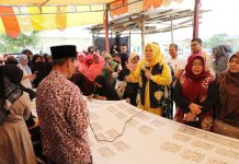 Ketua Dewan Kerajinan Nasional Daerah (Dekranasda) Kota Batam, Marlin Agustina Rudi, mendorong pegawai di lingkungan Pemerintah Kota (Pemko) Batam menggunakan Batik Batam sebagai pakaian dinas.