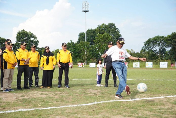 Sekretaris Daerah Kota Batam, Jefridin, M.Pd. membuka secara resmi Liga Batam 2023, yang ditandai dengan kick off, di Stadion Temenggung Abdul Jamal, Minggu (17/9/2023).