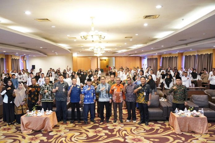Sekretaris Daerah Kota Batam, Jefridin, M.Pd. membuka Pelaksanaan Bimtek Program Indonesia Pintar (PIP) Jenjang SMP, di Golden View Hotel, pada Kamis (14/9/2023).