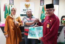 Foto. Secara simbolis bantuan modal usaha itu diserahkan oleh Sekretaris Daerah Kota Batam, Jefridin, M. Pd. kepada perwakilan pelaku UMKM di Kantor Baznas Kota Batam, Rabu (20/09/2023).