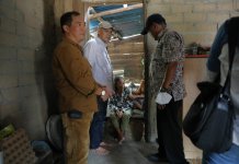Anggota Bidang Pengelolaan Kawasan dan Investasi BP Batam, Sudirman Saad, saat mengunjungi salah satu warga yang bermukim di Desa Pasir Panjang