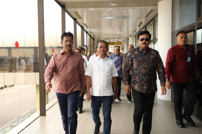 Kepala Badan Pengusahaan (BP) Batam Muhammad Rudi kembali menyambut langsung kunjungan kerja Menteri Investasi/BKPM Bahlil Lahadalia beserta rombongan di Bandara Hang nadim Batam pada Minggu, (17/9/2023) siang. Kepala Badan Pengusahaan (BP) Batam Muhammad Rudi kembali menyambut langsung kunjungan kerja Menteri Investasi/BKPM Bahlil Lahadalia beserta rombongan di Bandara Hang nadim Batam pada Minggu, (17/9/2023) siang.