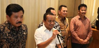 Menteri Investasi sekaligus Kepala Badan Koordinasi Penanaman Modal (BKPM) Republik Indonesia, Bahlil Lahadalia, kembali membahas pengembangan Kawasan Rempang di Kota Batam, Minggu (17/9/2023).