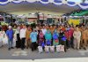 Wali Kota Batam Muhammad Rudi menyerahkan bantuan sembako untuk Keluarga Penerima Manfaat Program Keluarga Harapan (KPM-PKH) di Kecamatan Lubukbaja, Senin (20/11/2023).