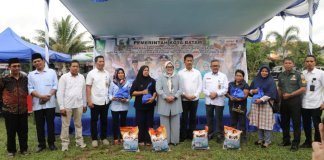 Wali Kota Batam, Muhammad Rudi, bersama Wakil Gubernur Kepri, Marlin Agustina, menyerahkan bantuan sembako kepada Keluarga Penerima Manfaat (KPM) Program Keluarga Harapan (PKH), Rabu (22/11/2023)