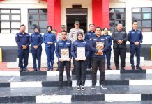 Foto Pemberian penghargaan kepada personil Bidang Humas Polda Kepulauan Riau yang berprestasi. Rabu (8/11/2023).
