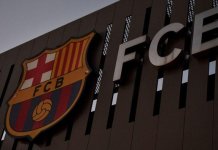 Lambang klub Barcelona. Foto: AFP via Getty Images/PAU BARRENA